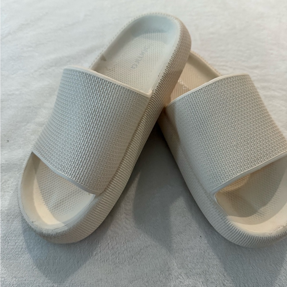 Joomra Unisex Pillow Slippers Arch Support Slides Size 40-41 (9/10) Beige